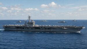 航行中のニミッツ級原子力空母と空母打撃群