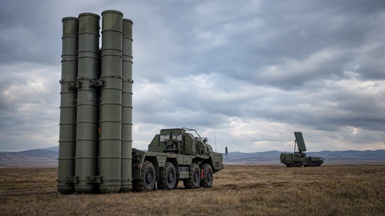 草原に展開したS-400級長距離防空システム