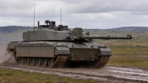 英国の訓練地を走行するチャレンジャー2級主力戦車