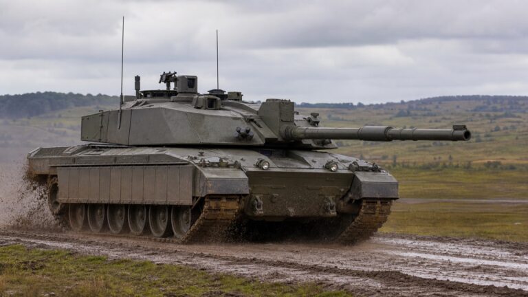 英国の訓練地を走行するチャレンジャー2級主力戦車