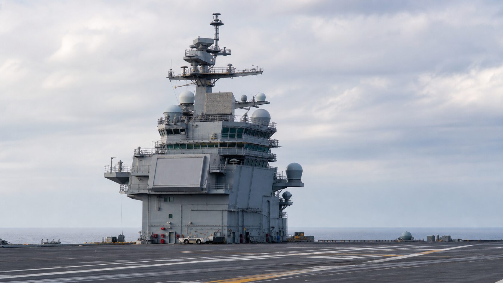 後方配置された艦橋とレーダーを備える空母