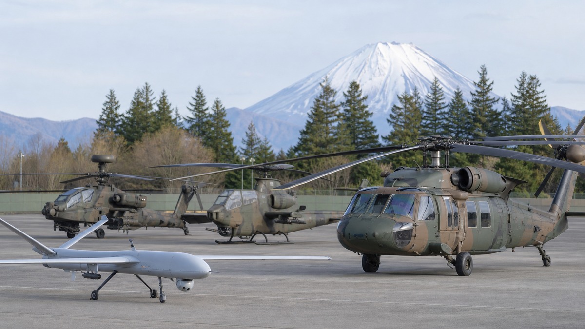 自衛隊の攻撃ヘリから無人機への機能移管