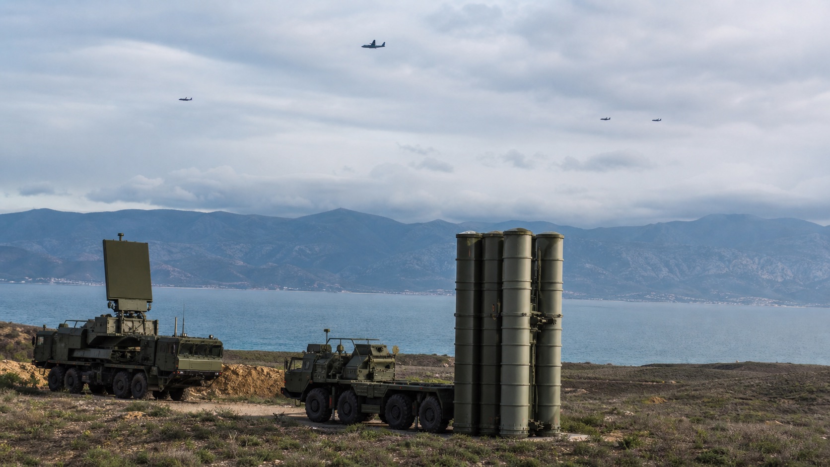 沿岸地域を監視するS-400級防空部隊