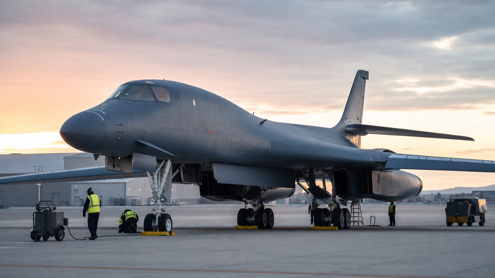 海岸線上空で長距離任務を行うB-1B級可変翼爆撃機