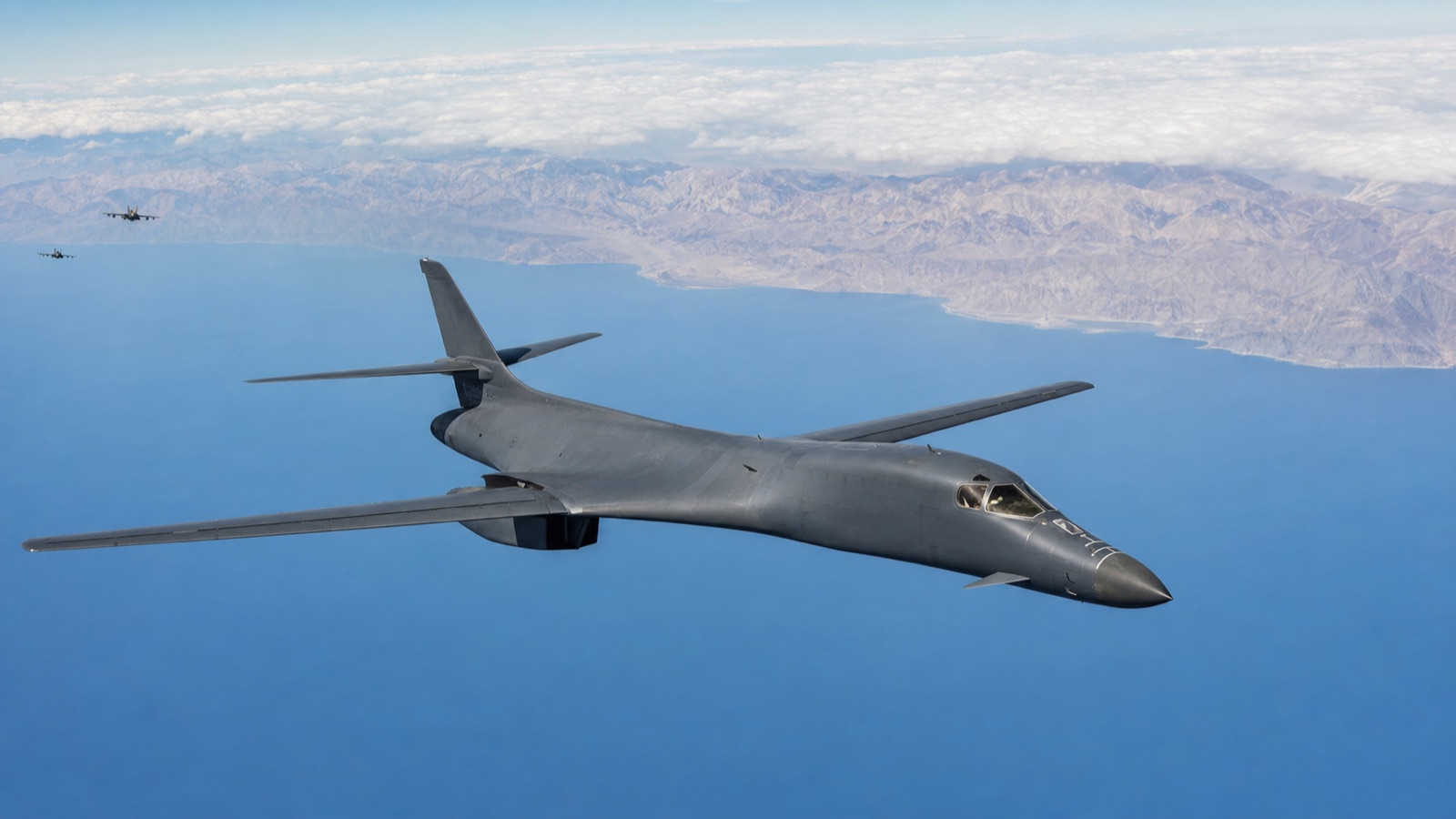 飛行場でB-1B級爆撃機を点検する地上整備員