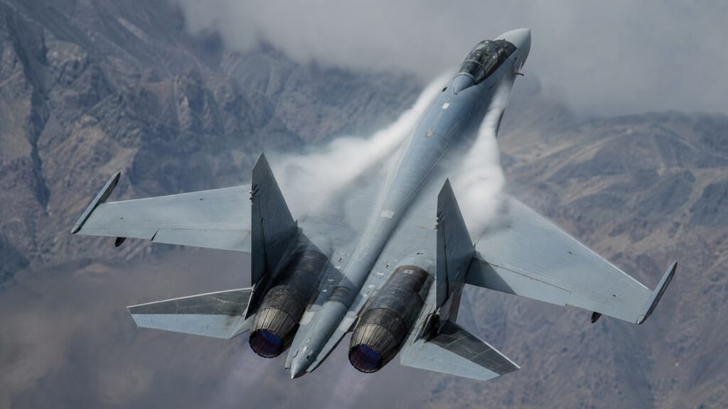 山岳地帯上空で高迎角機動を行うSu-35級双発戦闘機