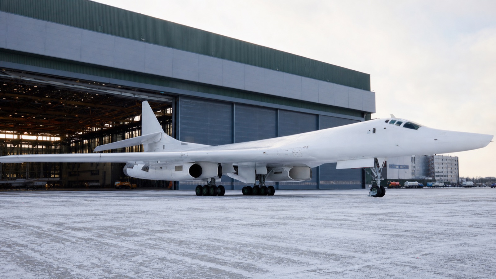 大型組立工場前に駐機するTu-160M級爆撃機