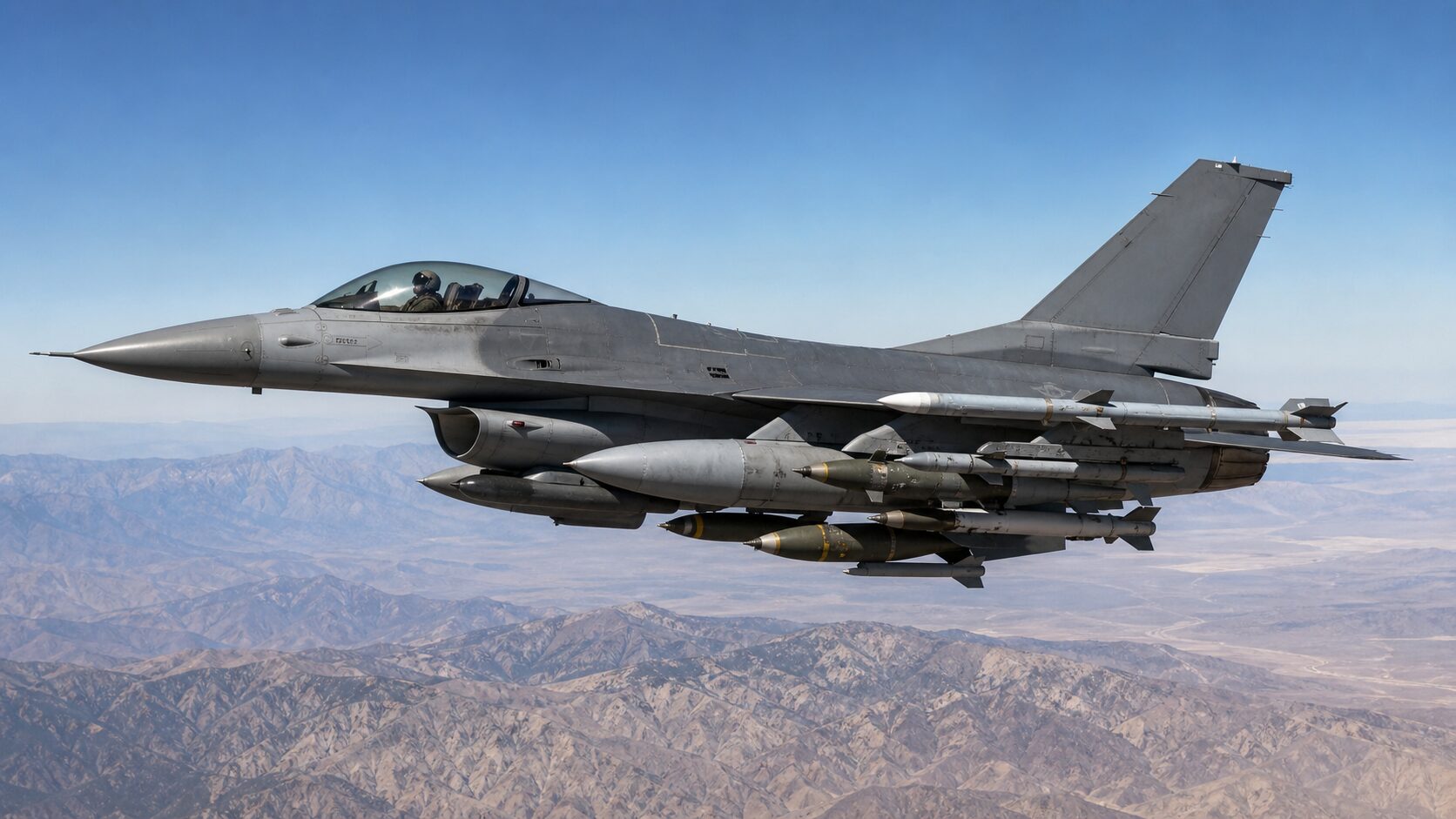 空対空ミサイルと精密誘導爆弾を搭載したF-16