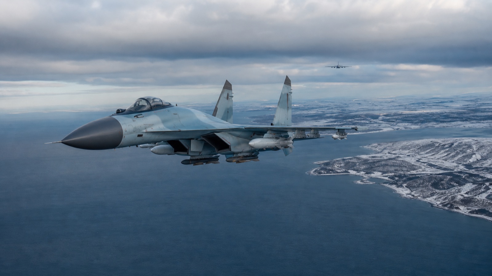 寒冷な海岸線上空で長距離哨戒を行うSu-35級戦闘機