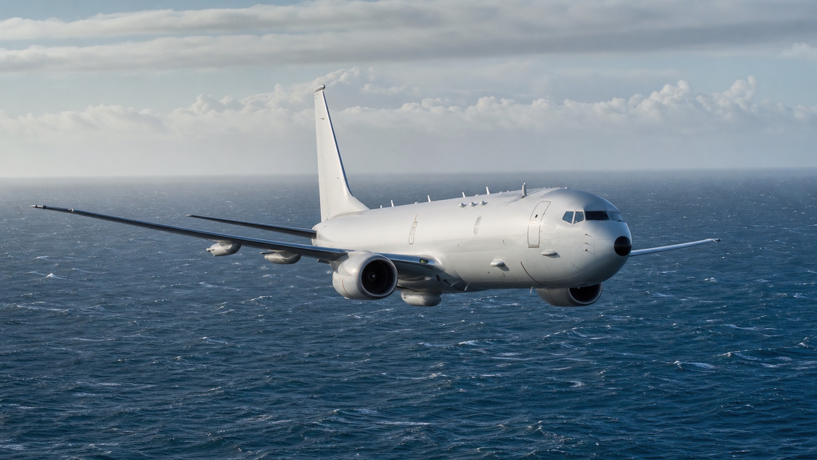 荒天の海上を低空飛行するP-8A級双発哨戒機