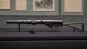 ステン短機関銃をイメージした博物館展示
