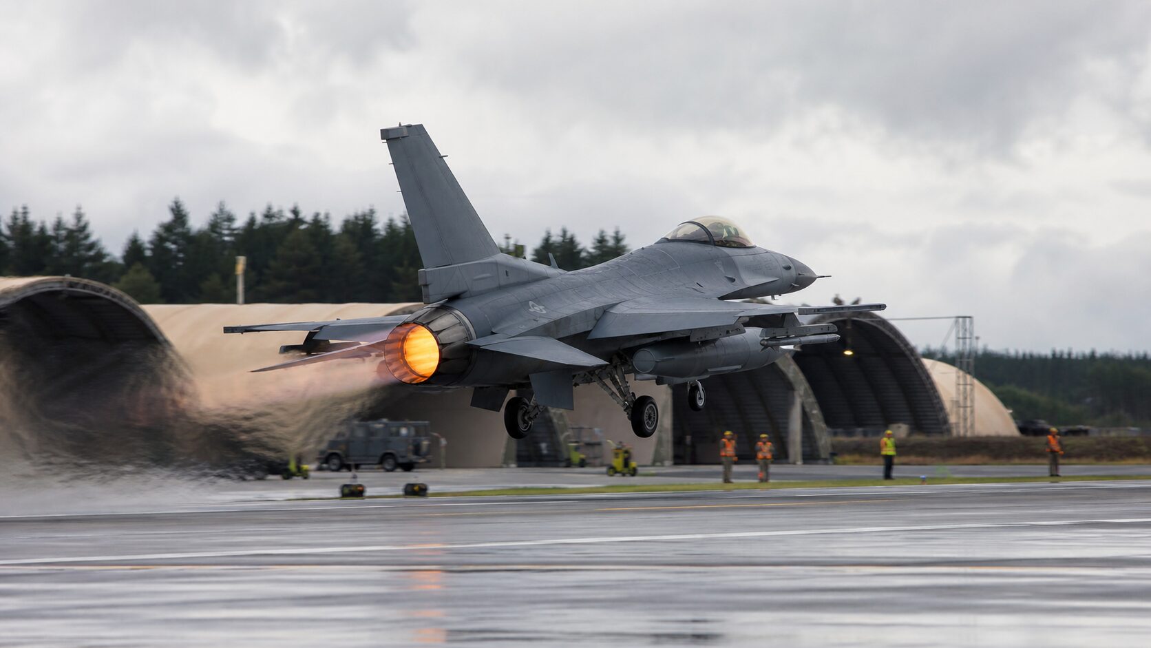 滑走路から離陸するF-16戦闘機