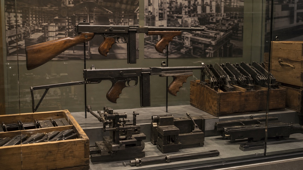 第二次世界大戦期のトンプソン量産をイメージした展示
