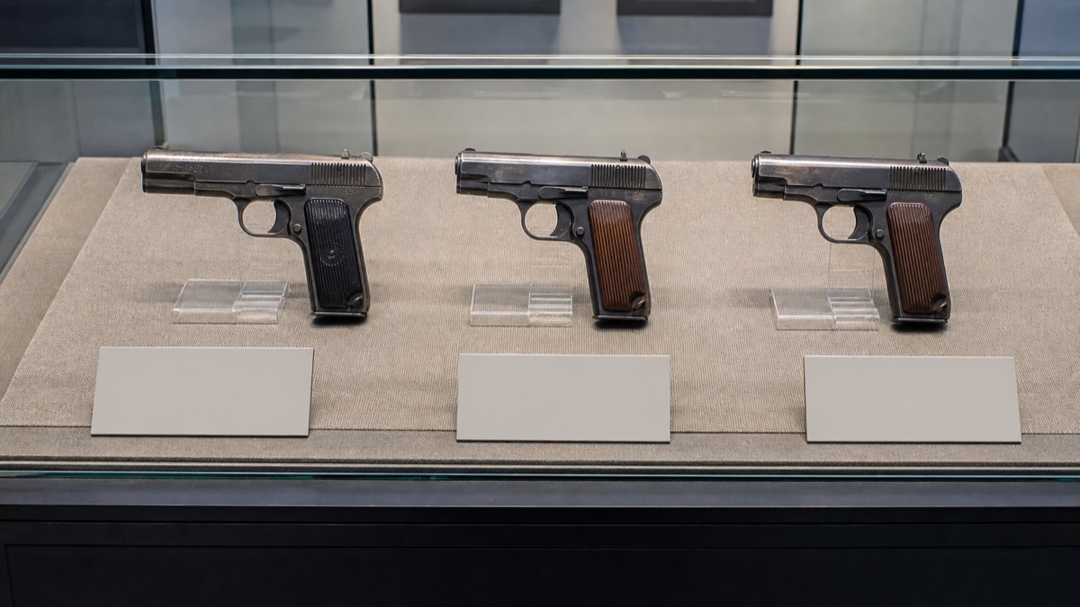 トカレフ系拳銃の各国派生型をイメージした展示