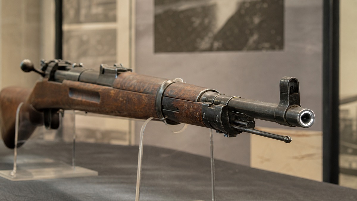 九九式短小銃の銃口と機関部を示す博物館展示