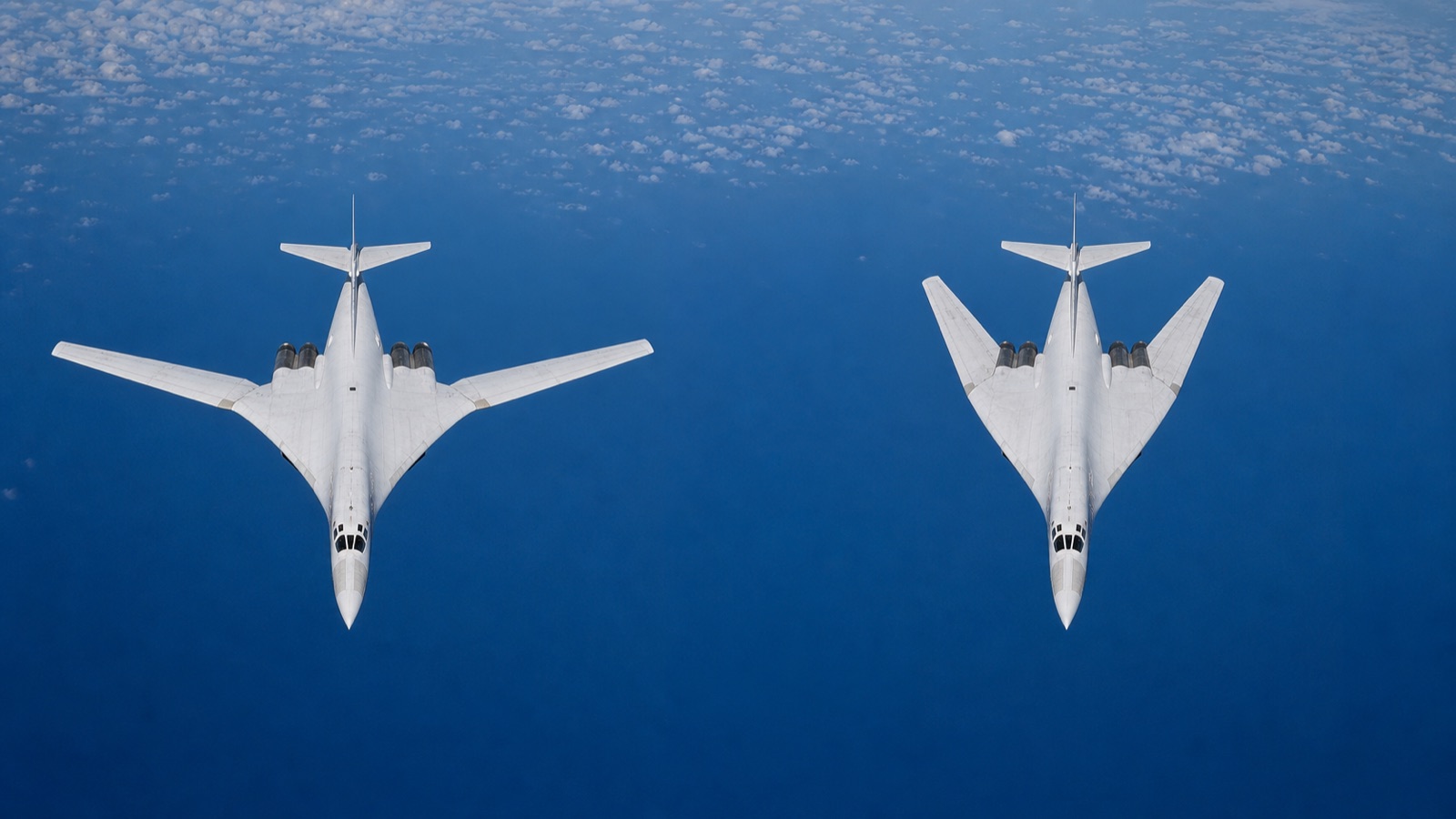 翼角を変えたTu-160級爆撃機の上面比較