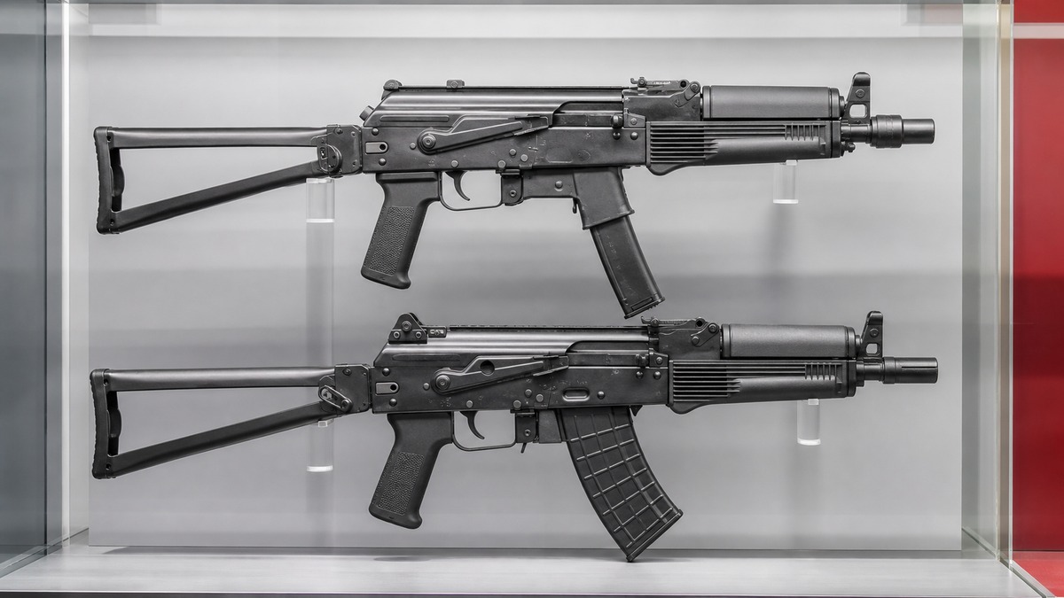 AK系操作部とVityaz型短機関銃を比較する展示