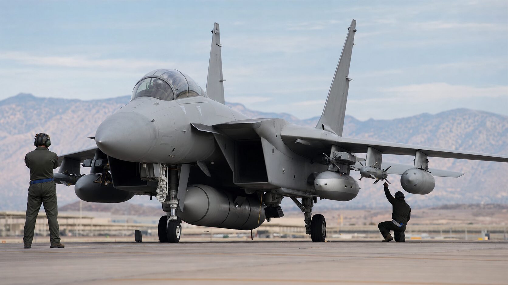 訓練用兵装を搭載したJ-16戦闘機