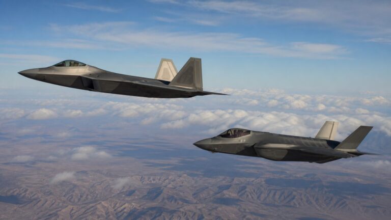 雲上を飛行するF-22ラプターとF-35AライトニングII