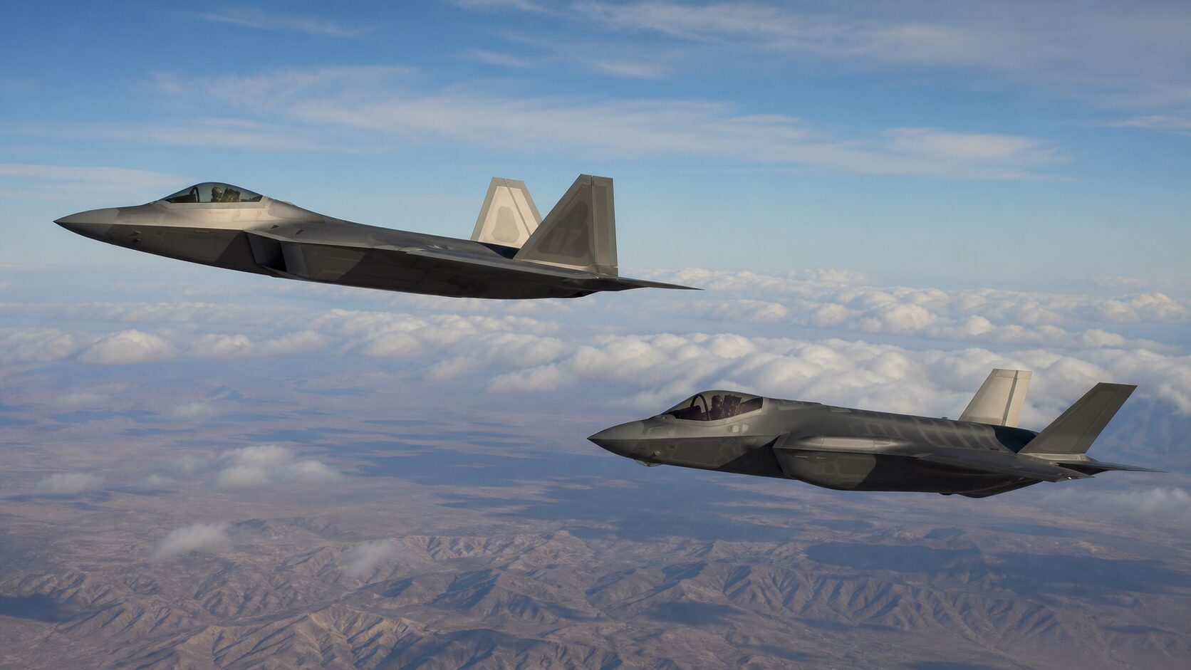 雲上を飛行するF-22ラプターとF-35AライトニングII