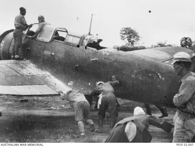 1945年のラバウルで地上要員が飛行準備する九七式艦上攻撃機B5N2