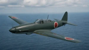 海上を高速飛行する液冷型の彗星D4Y艦上爆撃機