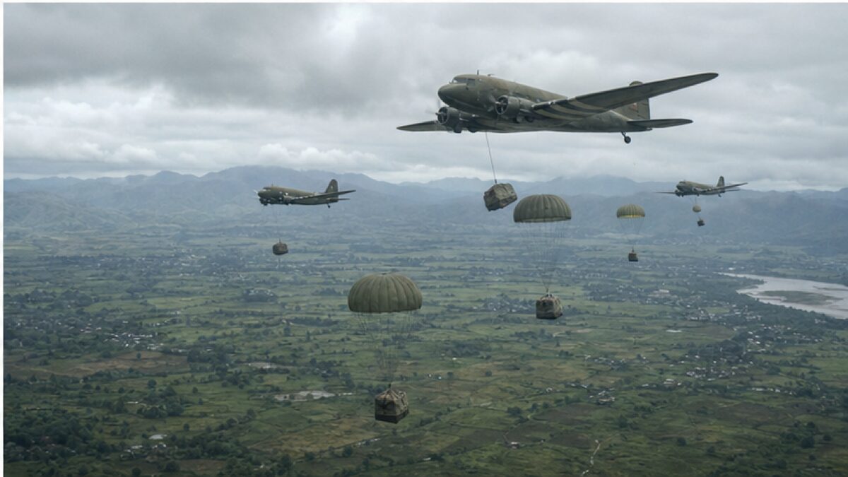 インパール平地へ物資を投下する連合軍輸送機