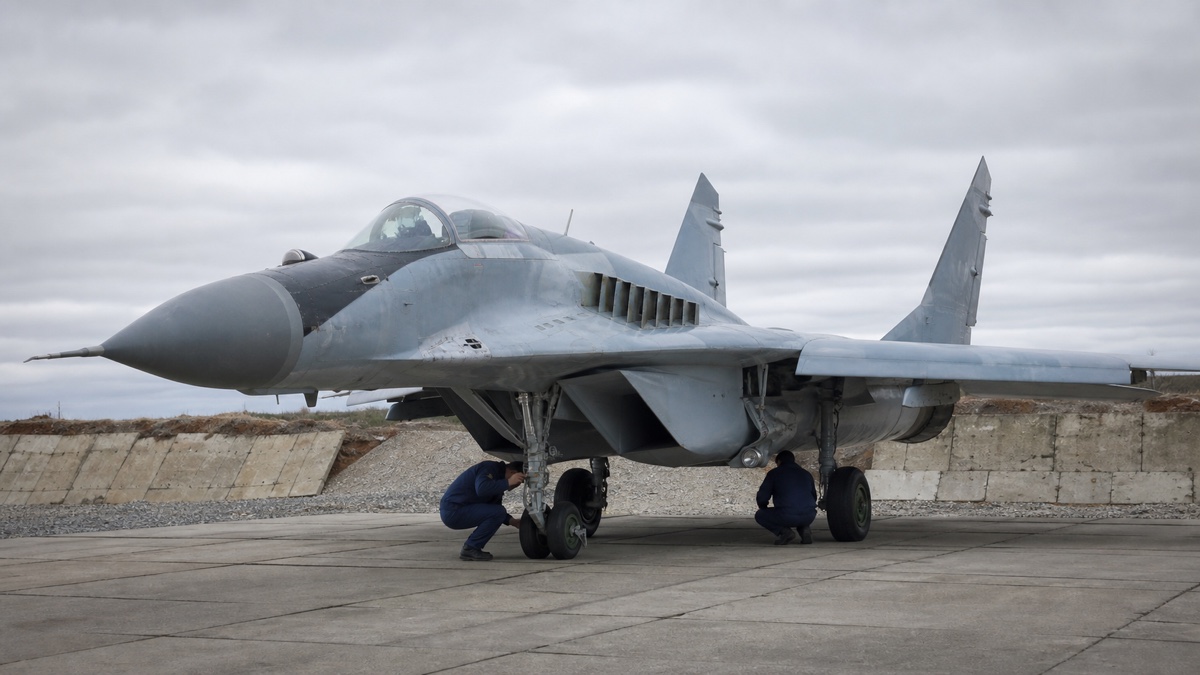 MiG-29級戦闘機の前線基地運用と吸気口保護