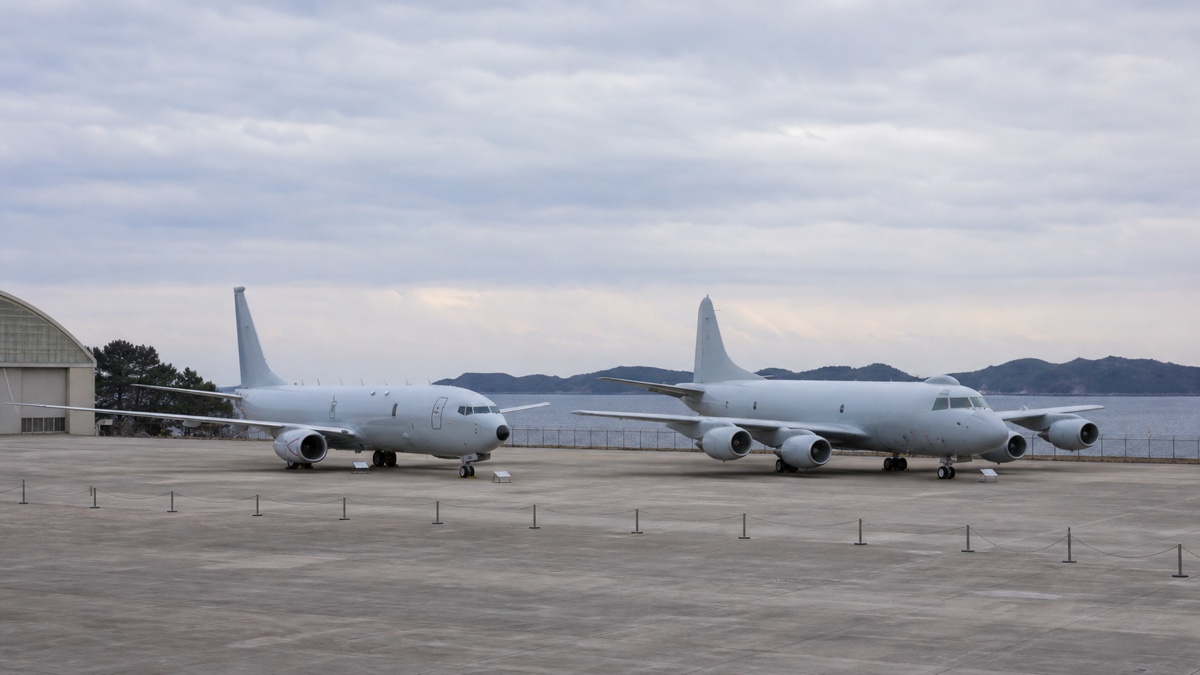 双発のP-8A級と4発のP-1級哨戒機比較