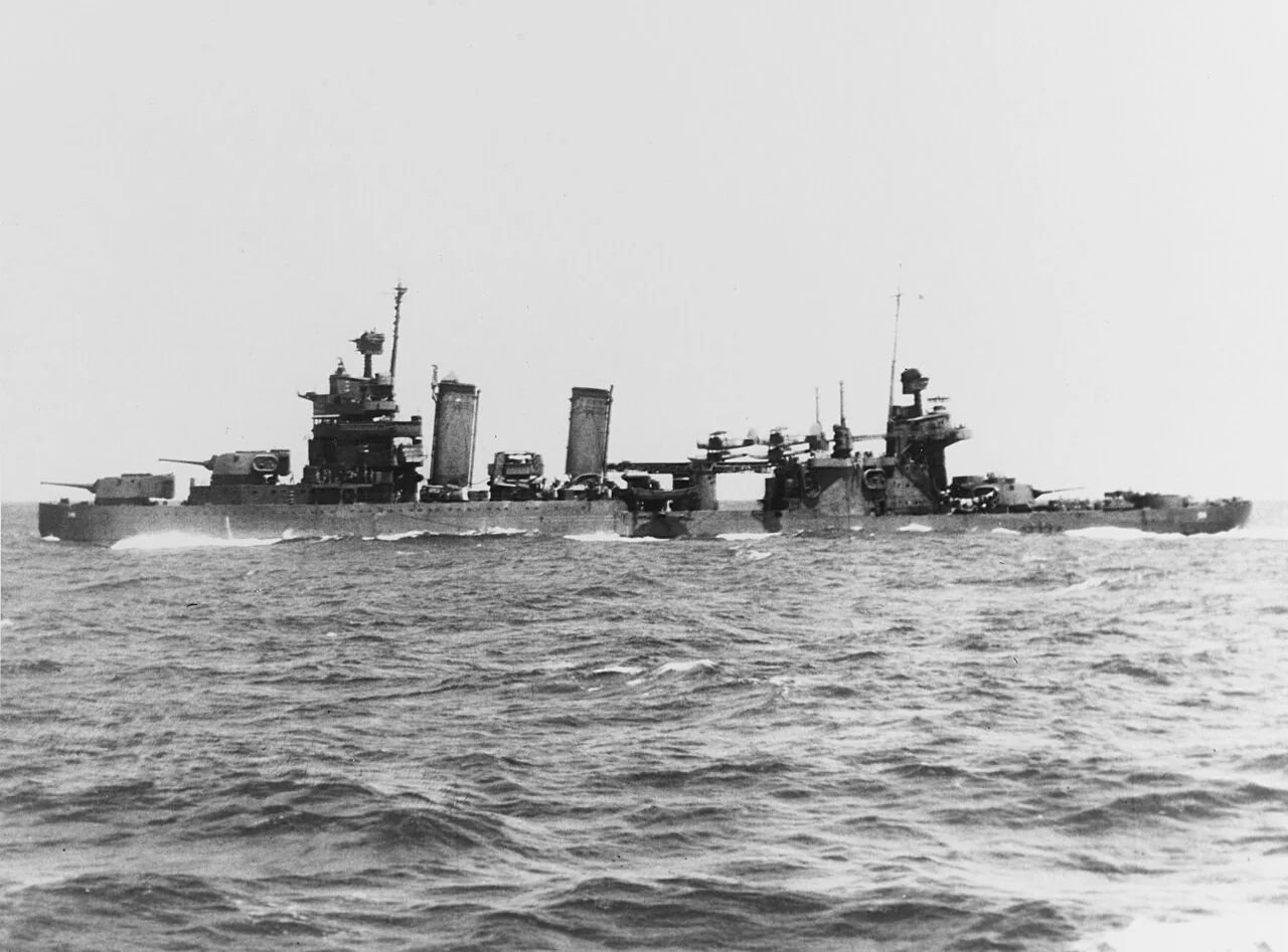 タサファロンガ海戦後に損傷した米巡洋艦と救助活動