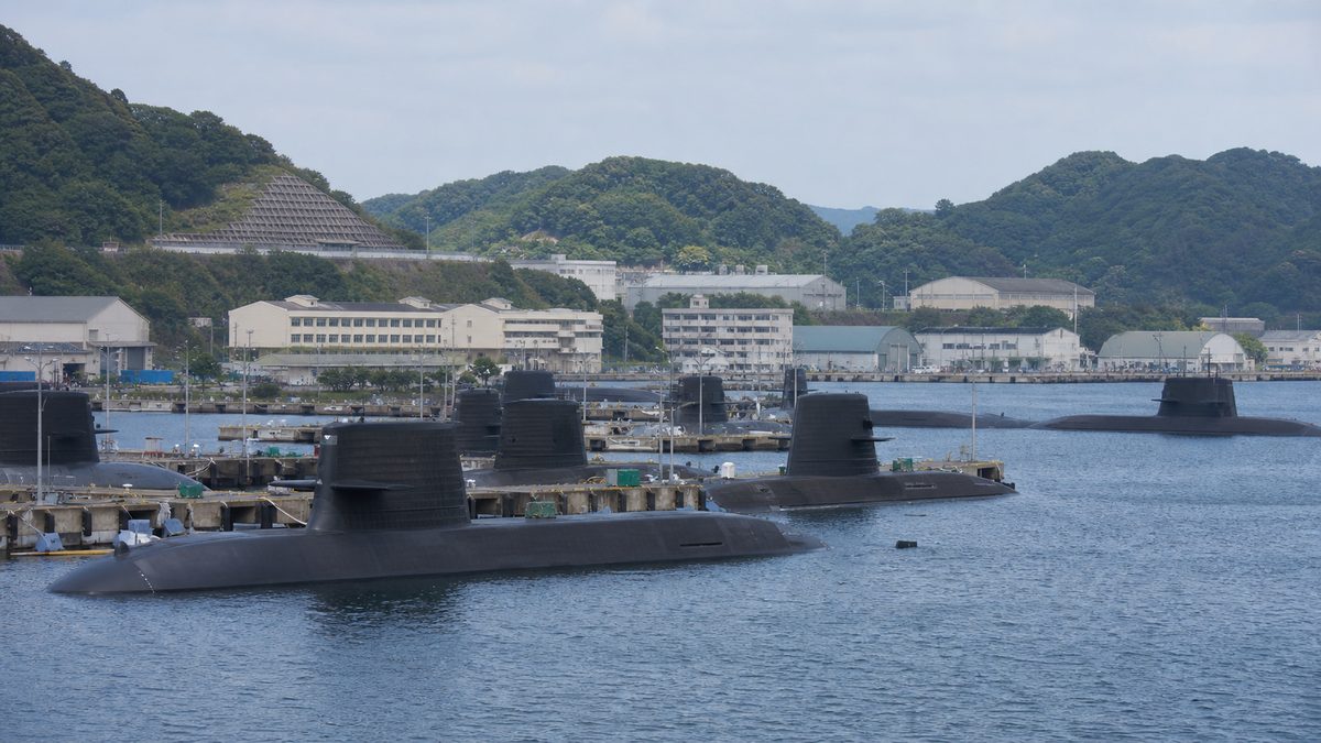 海上自衛隊の潜水艦が複数係留された母港