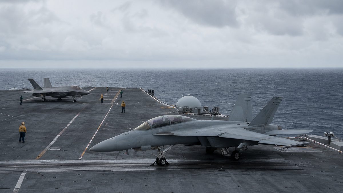 空母甲板上の艦上戦闘機とステルス艦上機