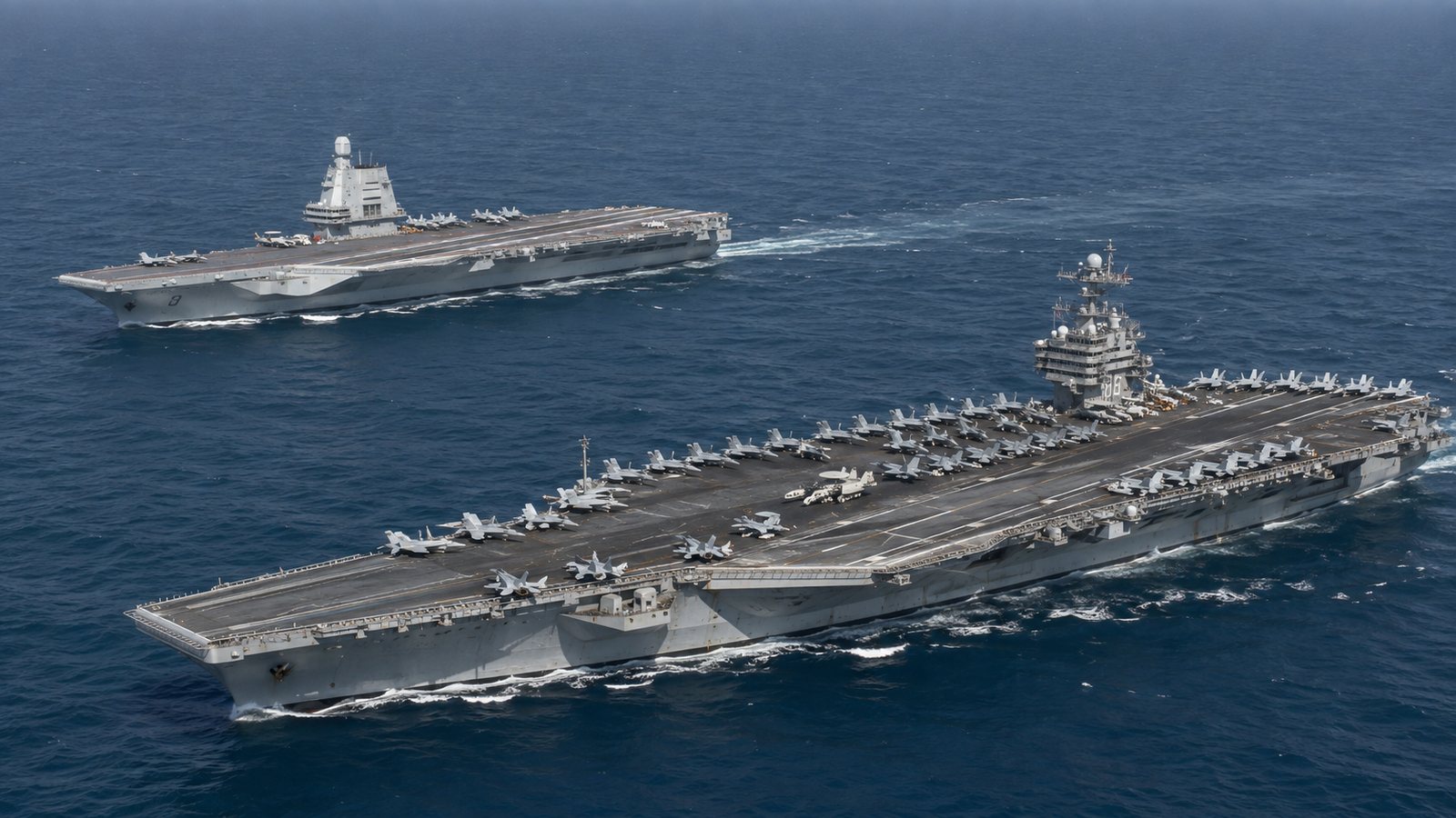 原子力空母のカタパルト運用と中国空母の艦載機運用を対比した現代海軍ビジュアル