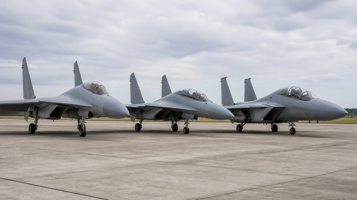 大型双発戦闘機の単座型・複座型・打撃型を並べた編集用イメージ