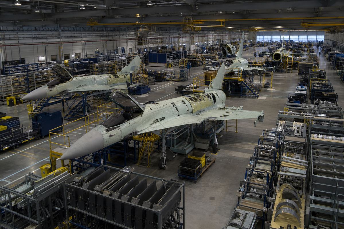 戦闘機の生産ラインと部品供給を描いた編集用イメージ