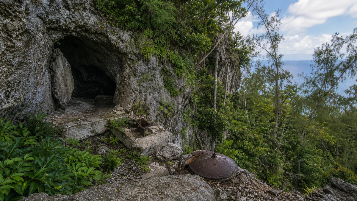 熱帯の岩山と洞窟陣地が残るペリリュー島を描いた編集用風景