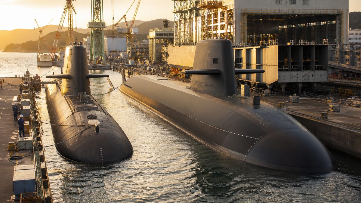 造船所に並ぶ新旧世代の通常動力潜水艦