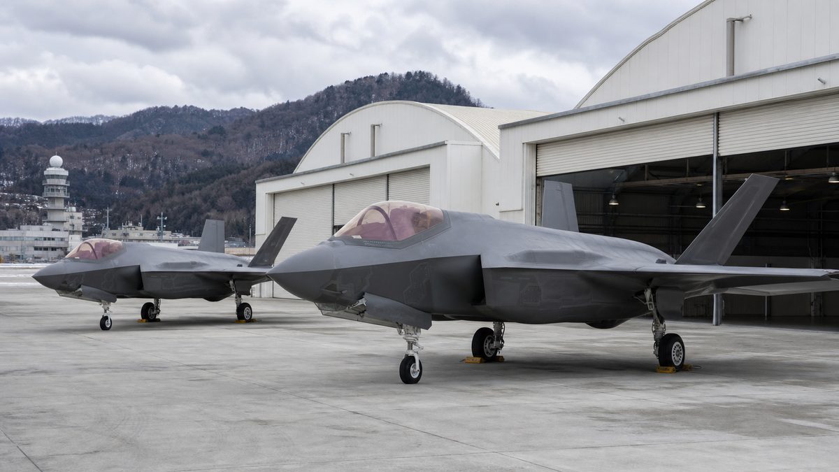 北日本の飛行場に展開するF-35A相当のステルス戦闘機