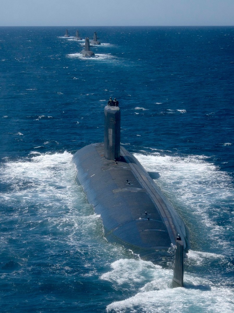 豪海軍のコリンズ級と米海軍潜水艦による編隊航行（2019年）。