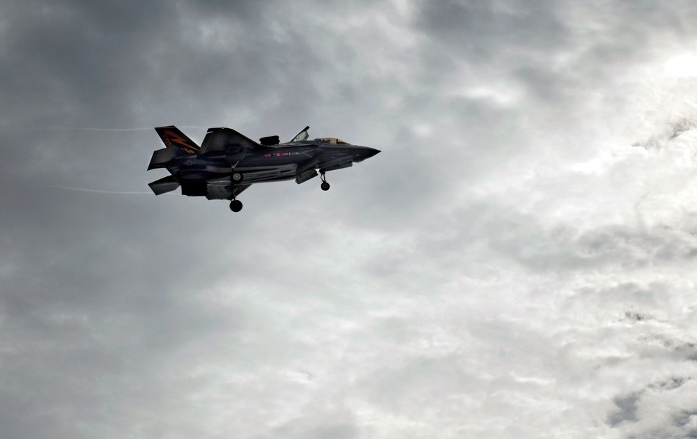 強襲揚陸艦ワスプで垂直着艦試験を行うF-35B(2013年)。