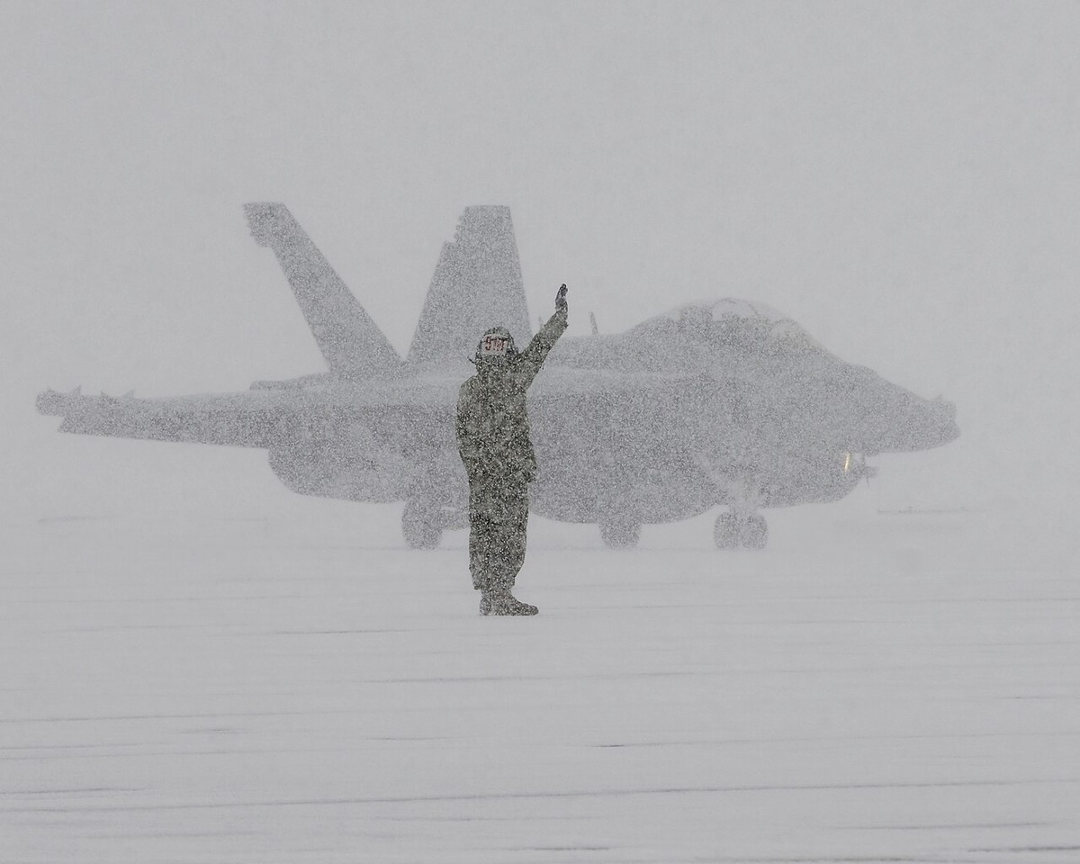 雪の三沢で地上員の誘導を受けるEA-18G。2013年1月。
