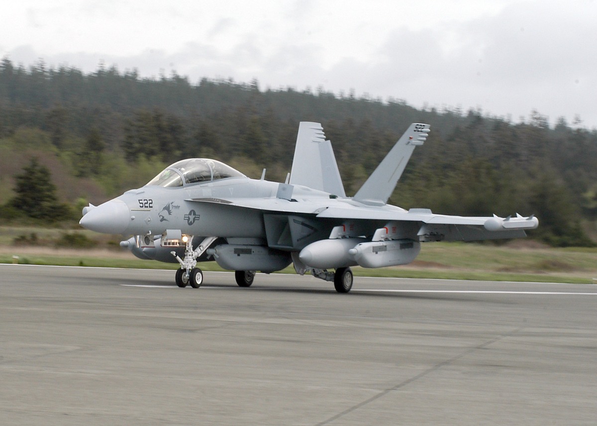 ALQ-99妨害ポッドを装備したEA-18G。