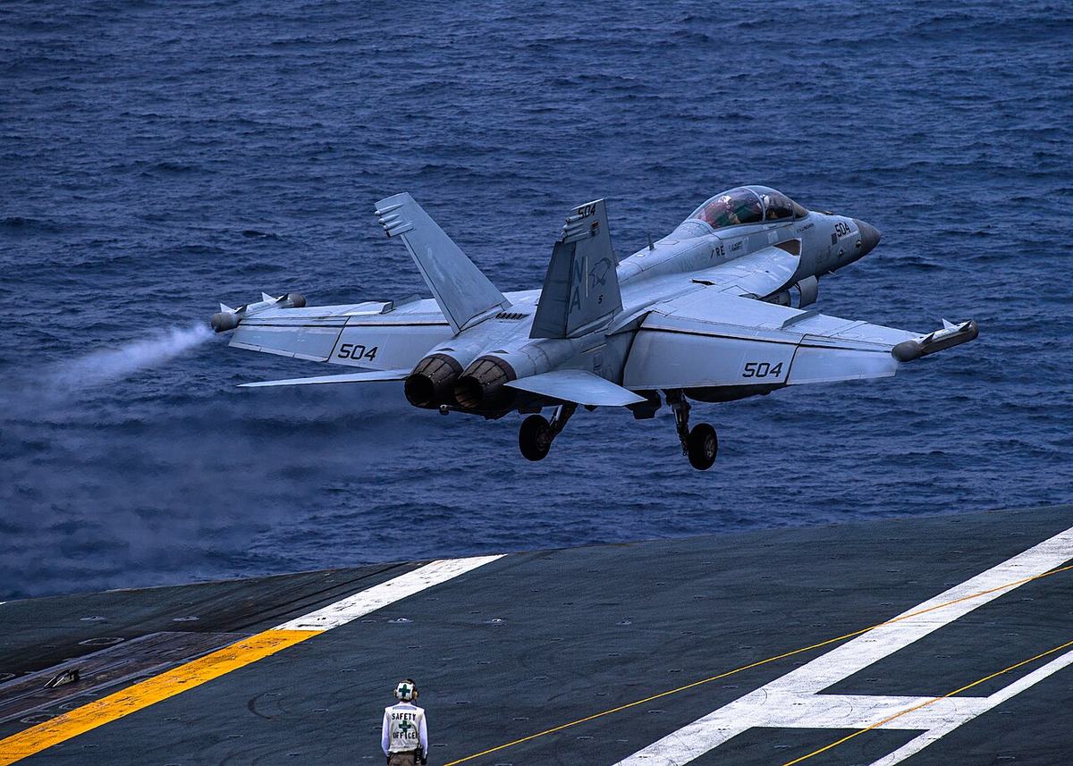 空母ニミッツから発艦するEA-18G。
