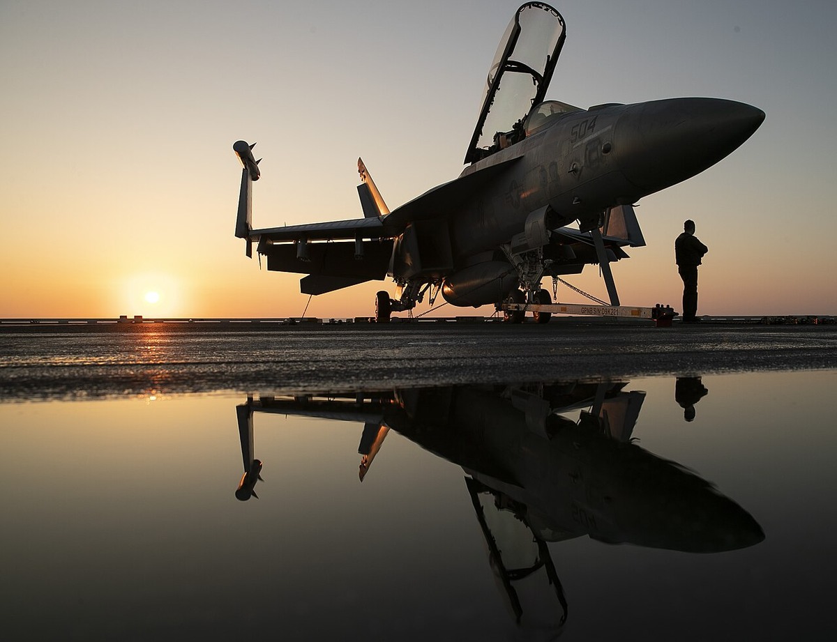 日の出の飛行甲板で待機するEA-18G。
