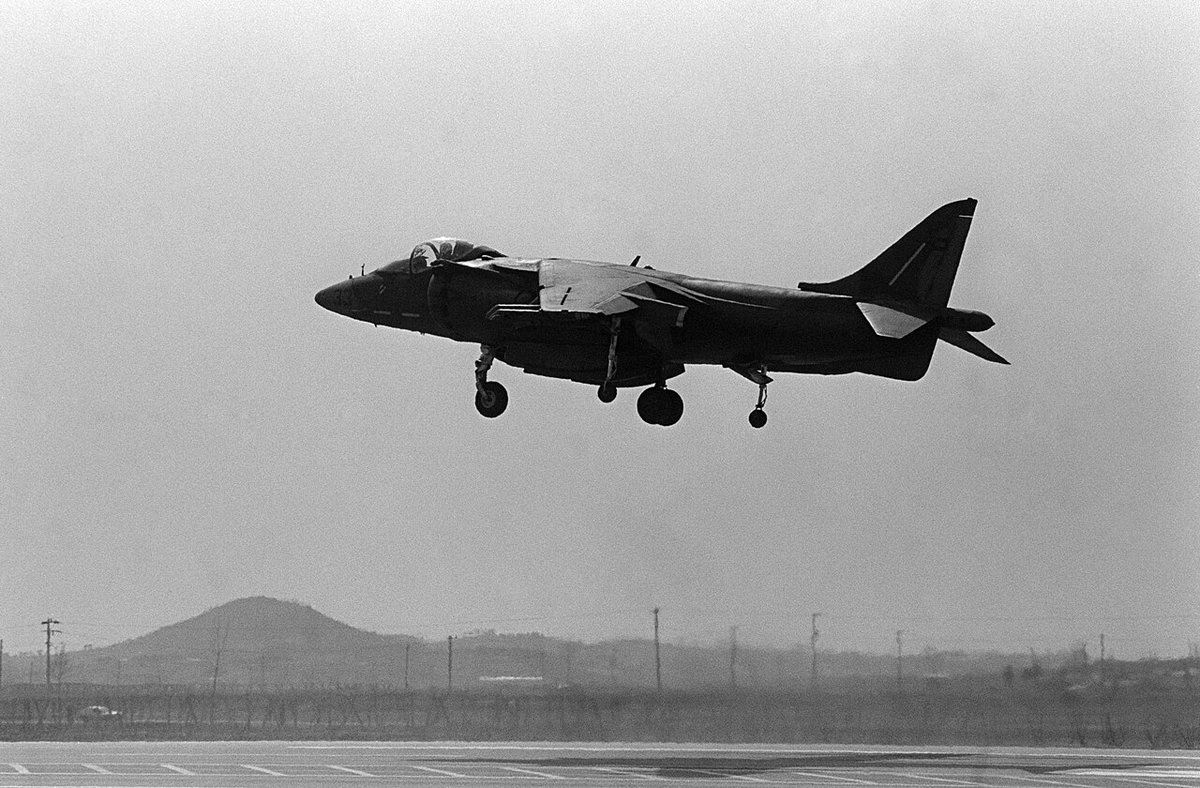 低速で飛行するAV-8B。1987年のチーム・スピリット演習。