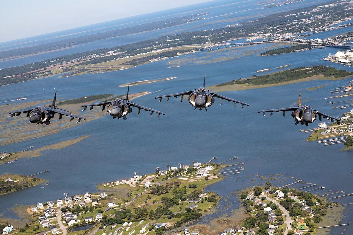 ノースカロライナ州沿岸を飛ぶVMA-223のハリアー。2026年5月。