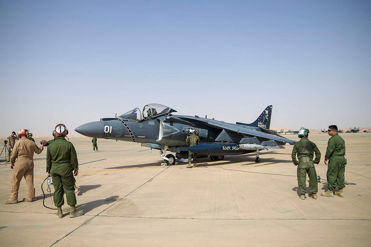 サウジアラビアで出撃準備中のAV-8B。2020年6月。