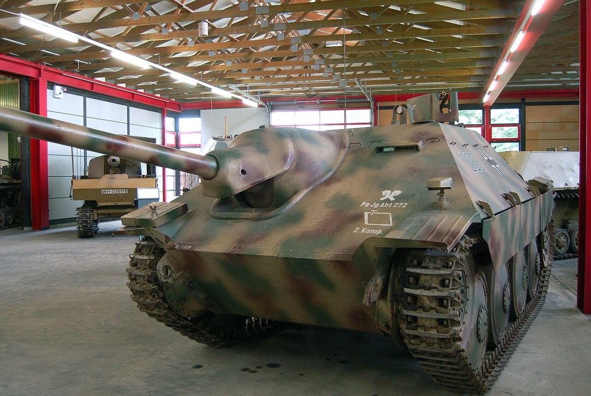 博物館に保存されたヘッツァー。低い車体と傾斜した前面装甲が分かる。