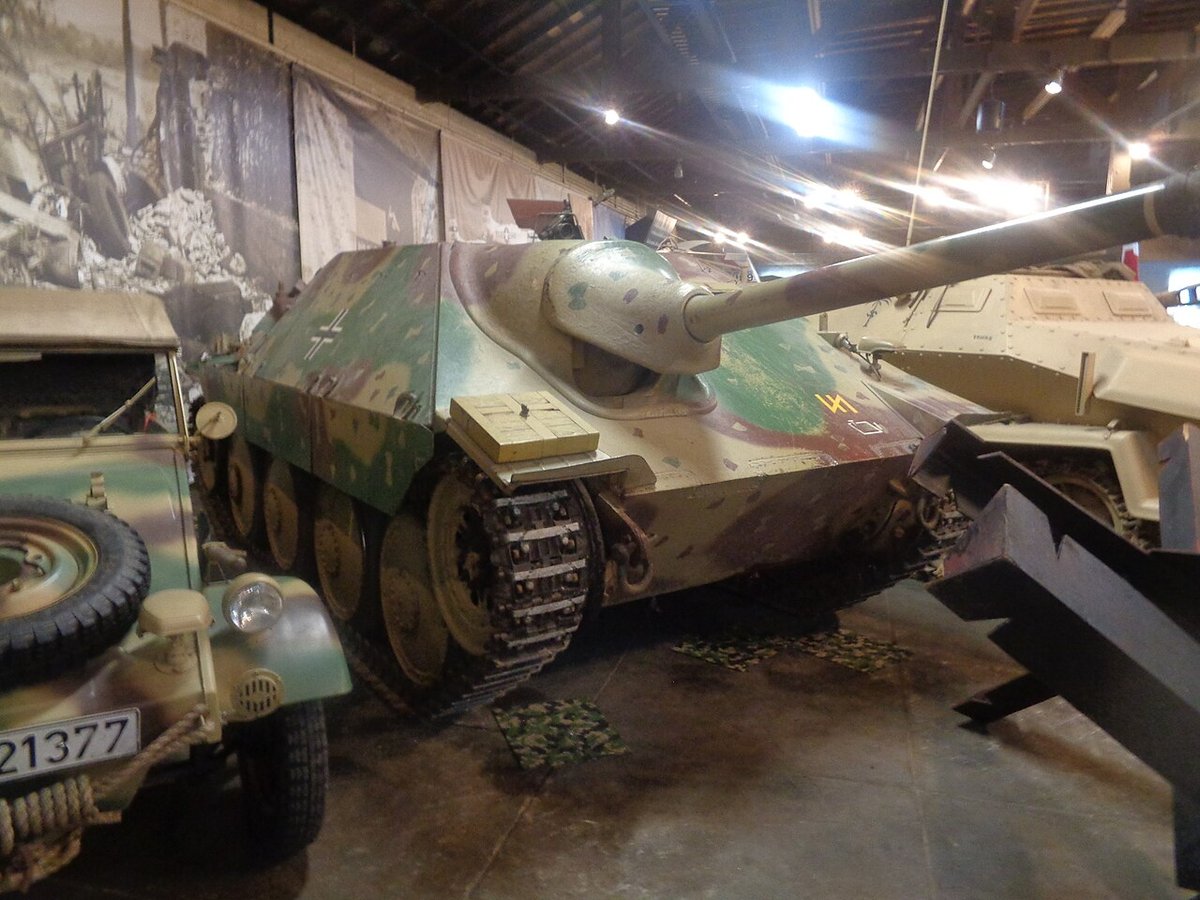 テキサス軍事博物館のヘッツァー。右寄りに配置された主砲。