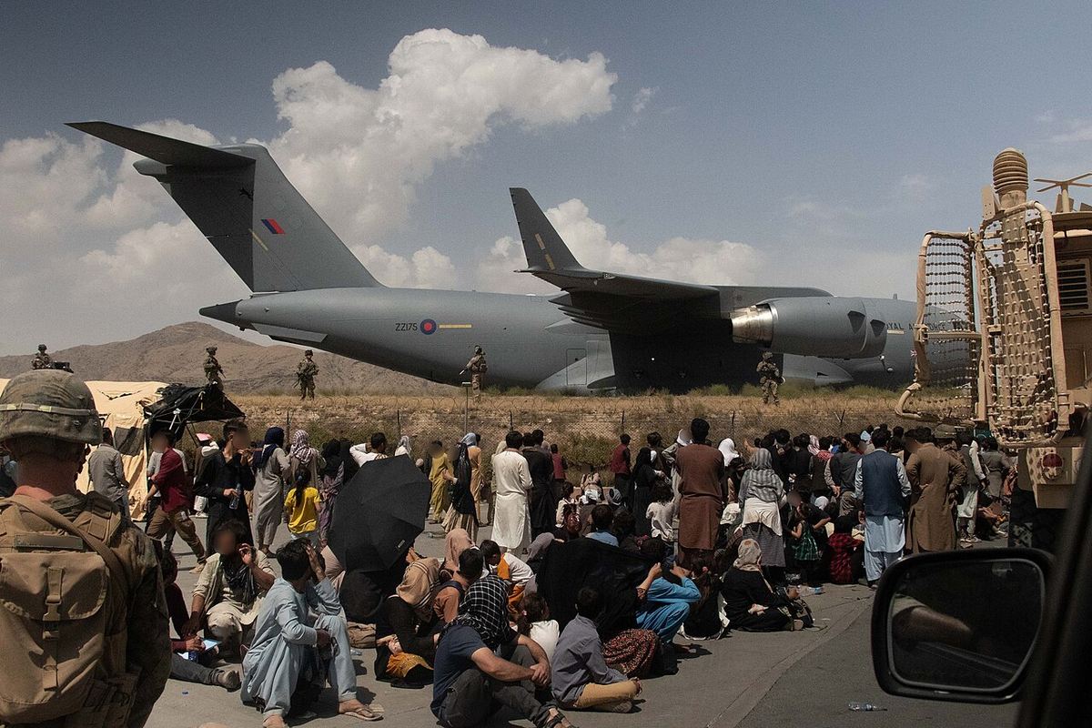 カブール空港で退避支援にあたるイギリス軍とC-17。